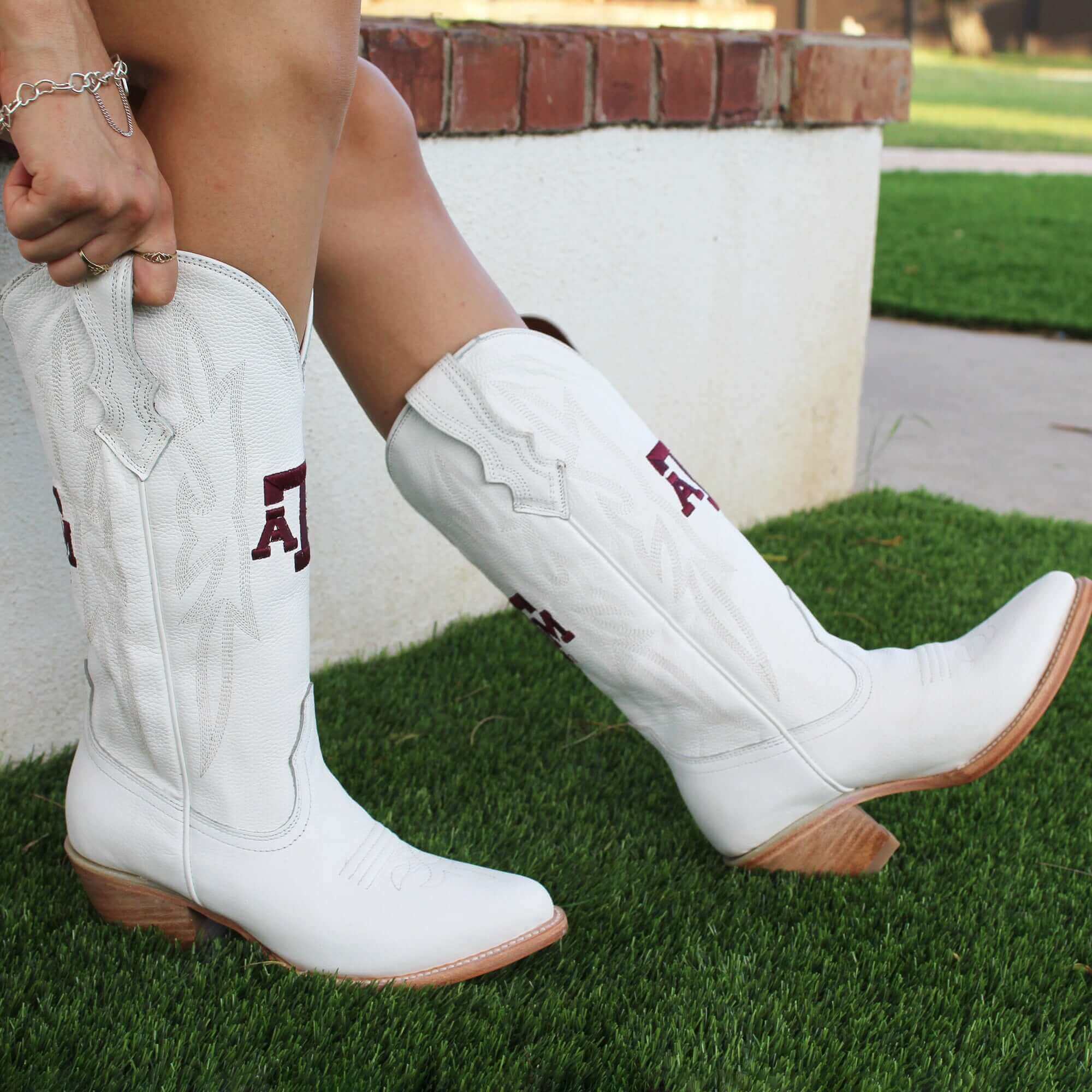 White fashion pointed boots